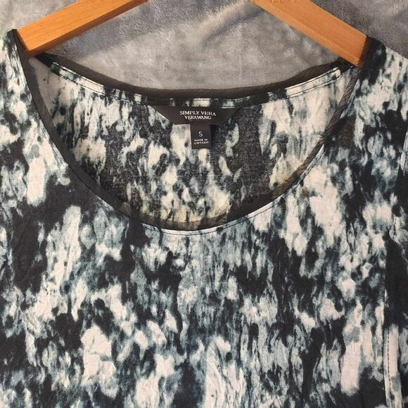 Simply Vera Abstract Print Top S Art to Wear High Low Gray Black Tee Graphic Top - Picture 5 of 10